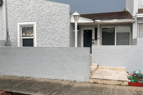 Купить таунхаус в Майами-Гарденс, Флорида 3 спальни, 125.05м2, № 1940554 - фото 3