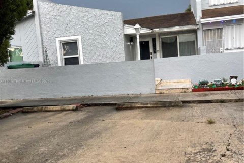 Купить таунхаус в Майами-Гарденс, Флорида 3 спальни, 125.05м2, № 1940554 - фото 1