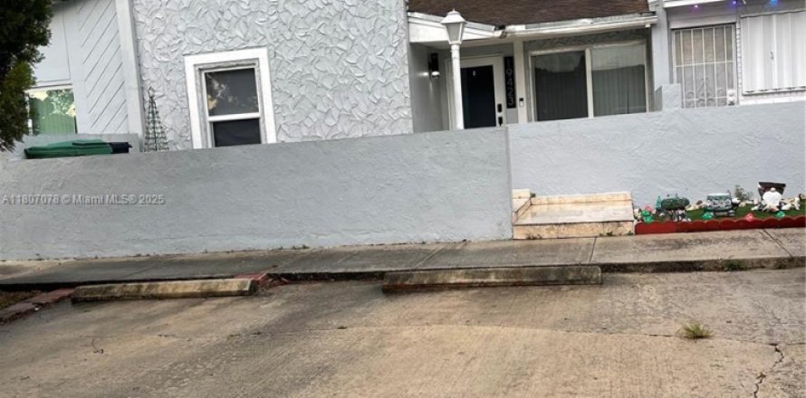 Таунхаус в Майами-Гарденс, Флорида 3 спальни, 125.05м2 № 1940554