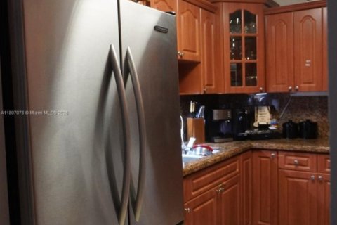 Купить таунхаус в Майами-Гарденс, Флорида 3 спальни, 125.05м2, № 1940554 - фото 11