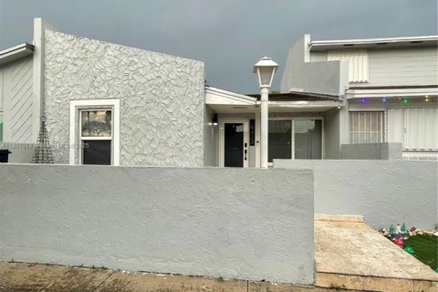 Купить таунхаус в Майами-Гарденс, Флорида 3 спальни, 125.05м2, № 1940554 - фото 2