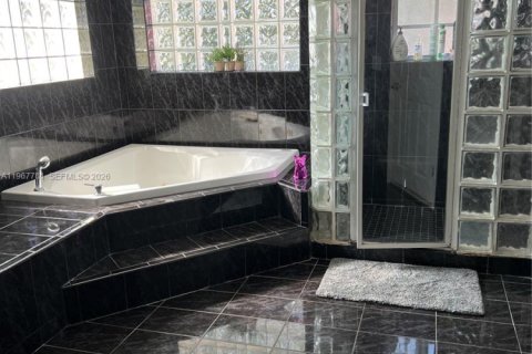 Casa en venta en Miami, Florida, 5 dormitorios, 314.94 m2 № 2029460 - foto 9