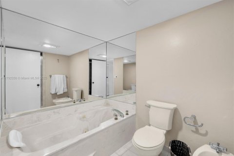 Купить кондоминиум в Майами, Флорида 3 спальни, 150.87м2, № 1863701 - фото 19