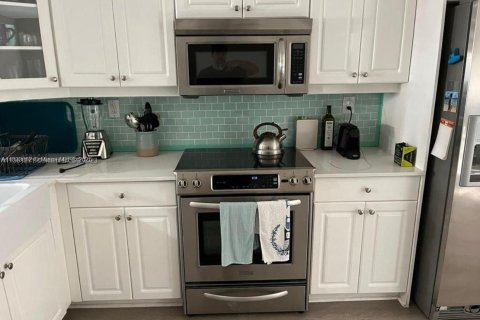 House in Hollywood, Florida 3 bedrooms, 178.28 sq.m. № 1814799 - photo 7