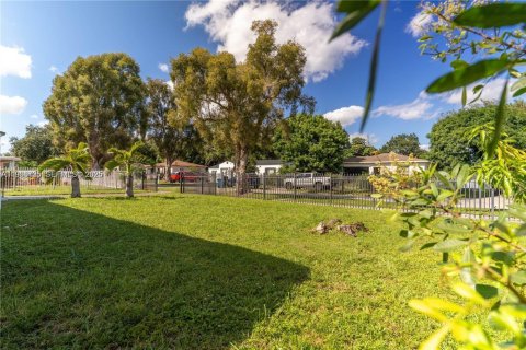 Купить виллу или дом в Майами, Флорида 3 спальни, 99.87м2, № 1994633 - фото 28