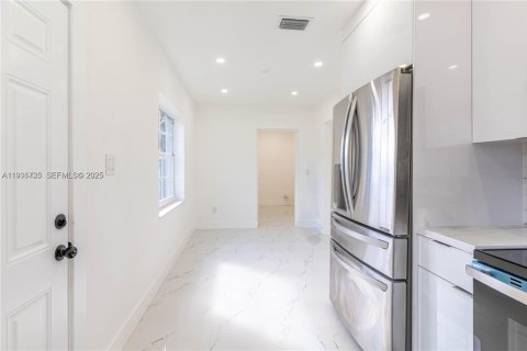 Купить виллу или дом в Майами, Флорида 3 спальни, 99.87м2, № 1994633 - фото 10