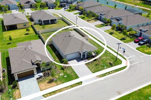 House in Port Charlotte, Florida 3 bedrooms № 2014184 - photo 4