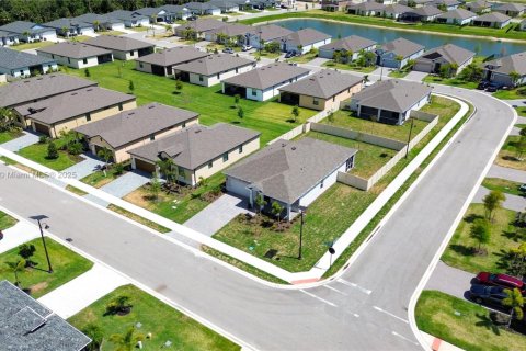 House in Port Charlotte, Florida 3 bedrooms № 2014184 - photo 2