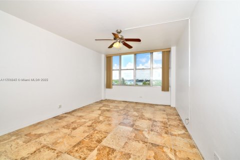 Copropriété à louer à Miami Beach, Floride: 2 chambres, 109.72 m2 № 1867947 - photo 17
