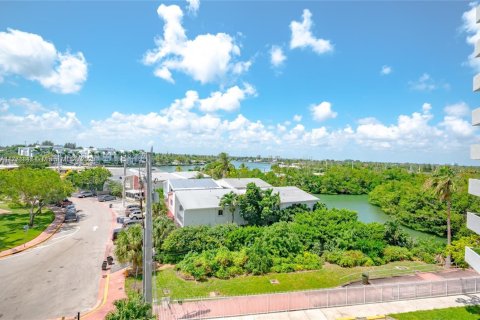 Copropriété à louer à Miami Beach, Floride: 2 chambres, 109.72 m2 № 1867947 - photo 18