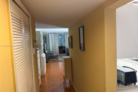 Condominio en venta en Lauderdale Lakes, Florida, 2 dormitorios, 89.19 m2 № 1828869 - foto 3