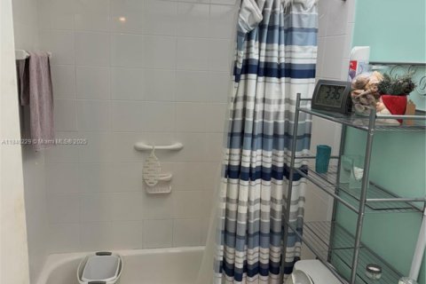 Condominio en venta en Lauderdale Lakes, Florida, 2 dormitorios, 89.19 m2 № 1828869 - foto 13