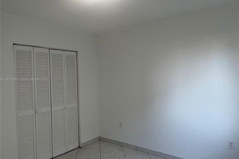 Apartamento en alquiler en Miami, Florida, 2 dormitorios, 1707.17 m2 № 1953782 - foto 11