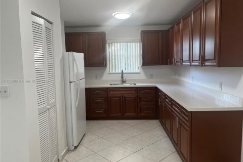 Apartamento en alquiler en Miami, Florida, 2 dormitorios, 1707.17 m2 № 1953782 - foto 3