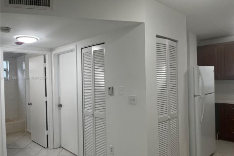 Apartamento en alquiler en Miami, Florida, 2 dormitorios, 1707.17 m2 № 1953782 - foto 6