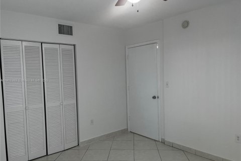 Apartamento en alquiler en Miami, Florida, 2 dormitorios, 1707.17 m2 № 1953782 - foto 8