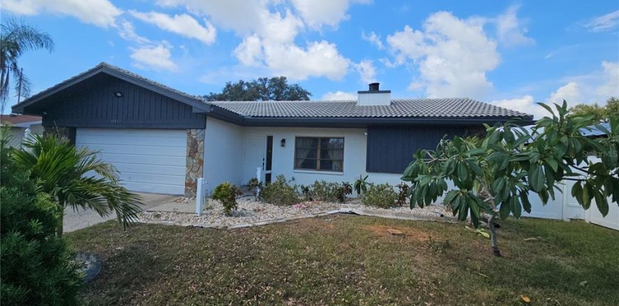 House in Largo, Florida 3 bedrooms, 148.74 sq.m. № 2227483