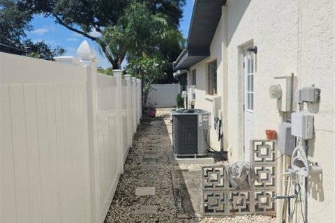 House in Largo, Florida 3 bedrooms, 148.74 sq.m. № 2227483 - photo 22