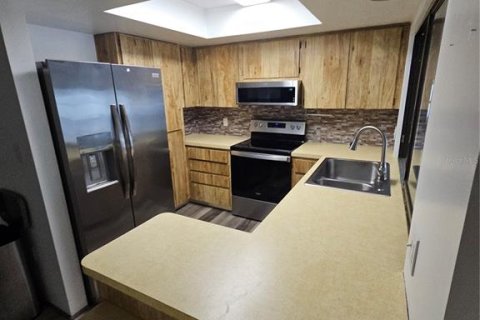 House in Largo, Florida 3 bedrooms, 148.74 sq.m. № 2227483 - photo 6