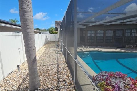 House in Largo, Florida 3 bedrooms, 148.74 sq.m. № 2227483 - photo 24