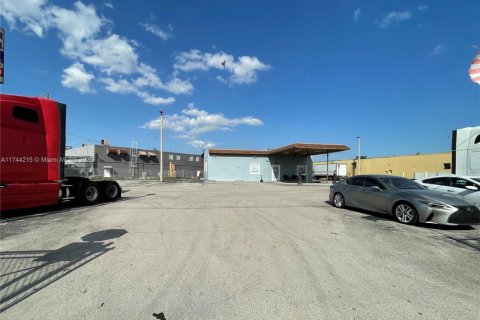Commercial property in Hialeah, Florida № 1715968 - photo 23