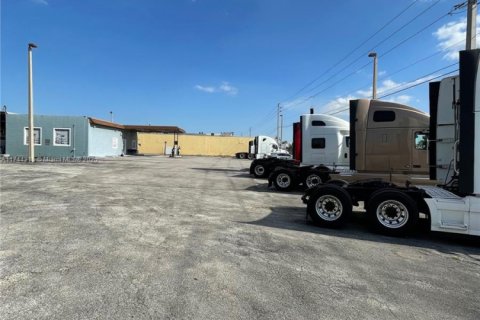 Commercial property in Hialeah, Florida № 1715968 - photo 21