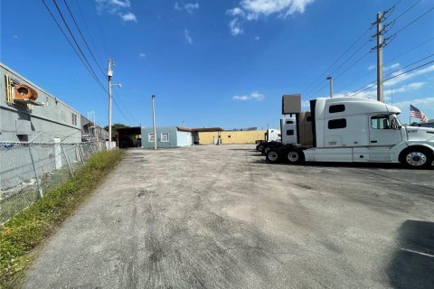 Commercial property in Hialeah, Florida № 1715968 - photo 18