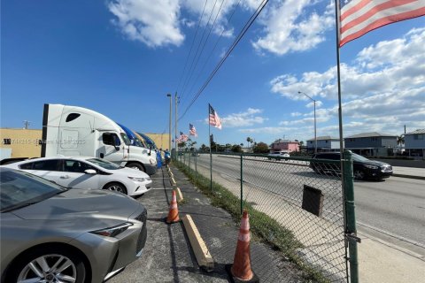 Commercial property in Hialeah, Florida № 1715968 - photo 24