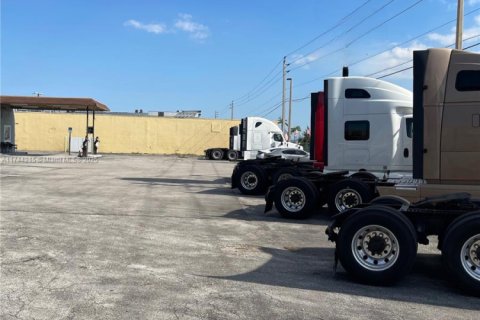 Commercial property in Hialeah, Florida № 1715968 - photo 20