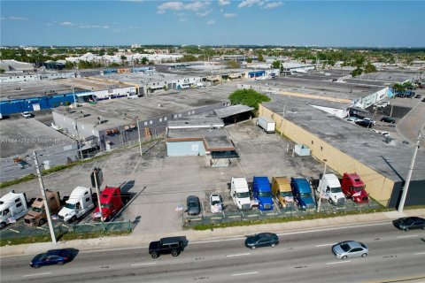 Commercial property in Hialeah, Florida № 1715968 - photo 5