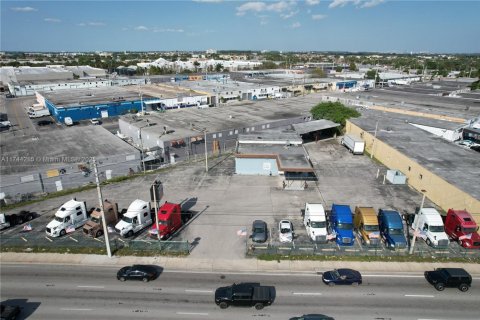 Commercial property in Hialeah, Florida № 1715968 - photo 7