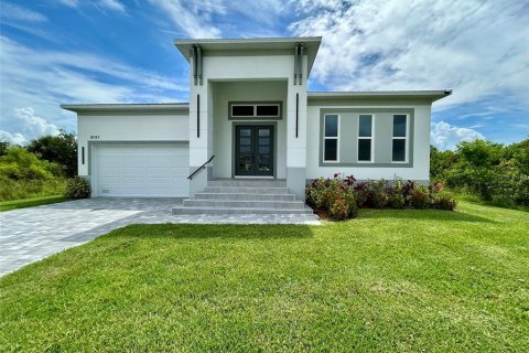 House in Port Charlotte, Florida 4 bedrooms, 247.77 sq.m. № 2284143