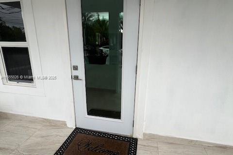 Casa en alquiler en Miami, Florida, 4 dormitorios, 125.23 m2 № 1878346 - foto 4