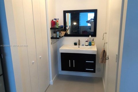 Condo in Miami, Florida, 1 bedroom  № 2264274 - photo 6