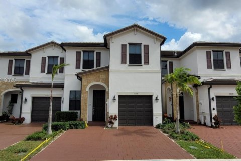 Снять в аренду таунхаус в Хайалиа, Флорида 4 спальни, 177.81м2, № 1970189 - фото 1