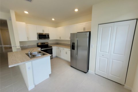 Снять в аренду таунхаус в Хайалиа, Флорида 4 спальни, 177.81м2, № 1970189 - фото 10