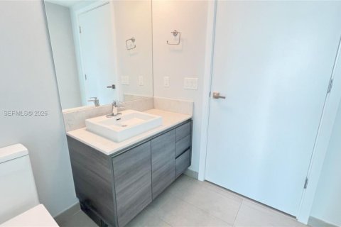 Condo in Miami, Florida, 2 bedrooms  № 2263349 - photo 17