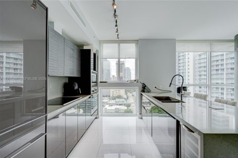 Condo in Miami, Florida, 2 bedrooms  № 2263349 - photo 3