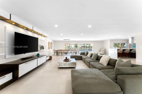House in Hollywood, Florida 4 bedrooms, 331.38 sq.m. № 2032224