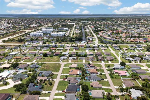 House in Cape Coral, Florida 3 bedrooms, 119.66 sq.m. № 2279995 - photo 26