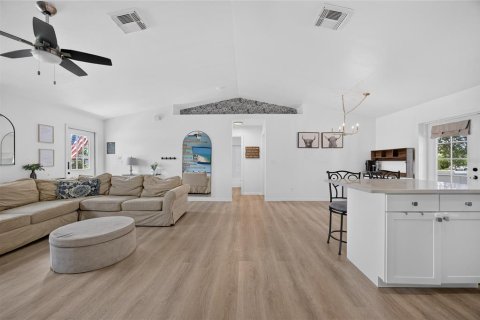 House in Cape Coral, Florida 3 bedrooms, 119.66 sq.m. № 2279995 - photo 8