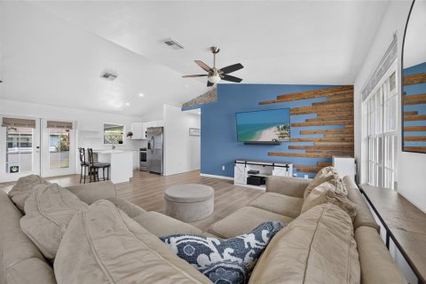 House in Cape Coral, Florida 3 bedrooms, 119.66 sq.m. № 2279995 - photo 6