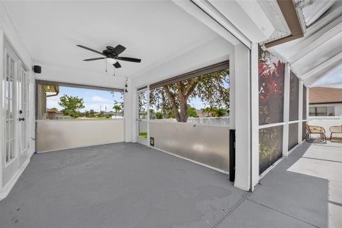 House in Cape Coral, Florida 3 bedrooms, 119.66 sq.m. № 2279995 - photo 20