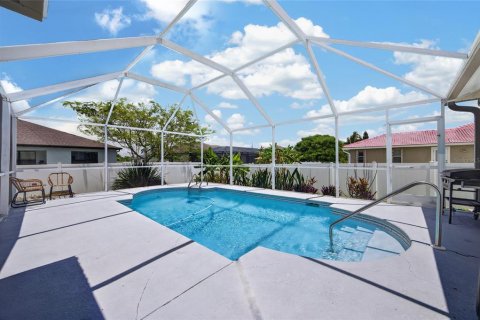 House in Cape Coral, Florida 3 bedrooms, 119.66 sq.m. № 2279995 - photo 24