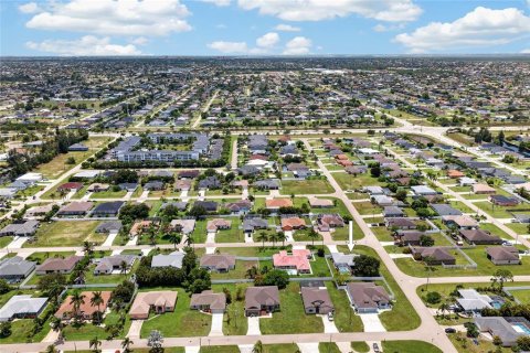 House in Cape Coral, Florida 3 bedrooms, 119.66 sq.m. № 2279995 - photo 27