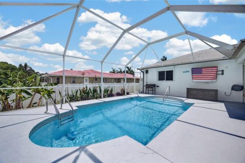 House in Cape Coral, Florida 3 bedrooms, 119.66 sq.m. № 2279995 - photo 3