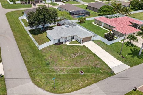 House in Cape Coral, Florida 3 bedrooms, 119.66 sq.m. № 2279995 - photo 25