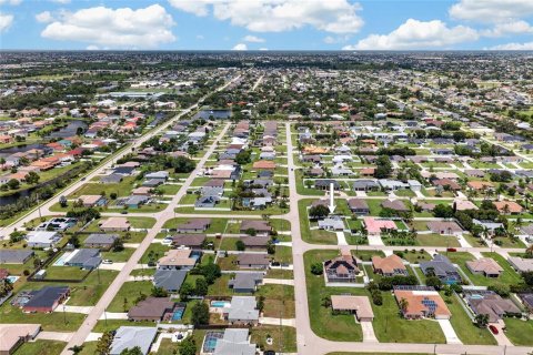 House in Cape Coral, Florida 3 bedrooms, 119.66 sq.m. № 2279995 - photo 28