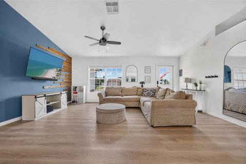 House in Cape Coral, Florida 3 bedrooms, 119.66 sq.m. № 2279995 - photo 5