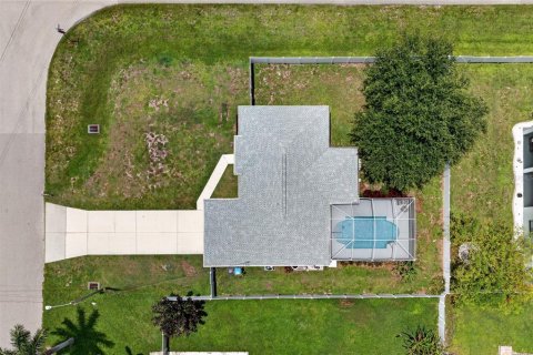 House in Cape Coral, Florida 3 bedrooms, 119.66 sq.m. № 2279995 - photo 29